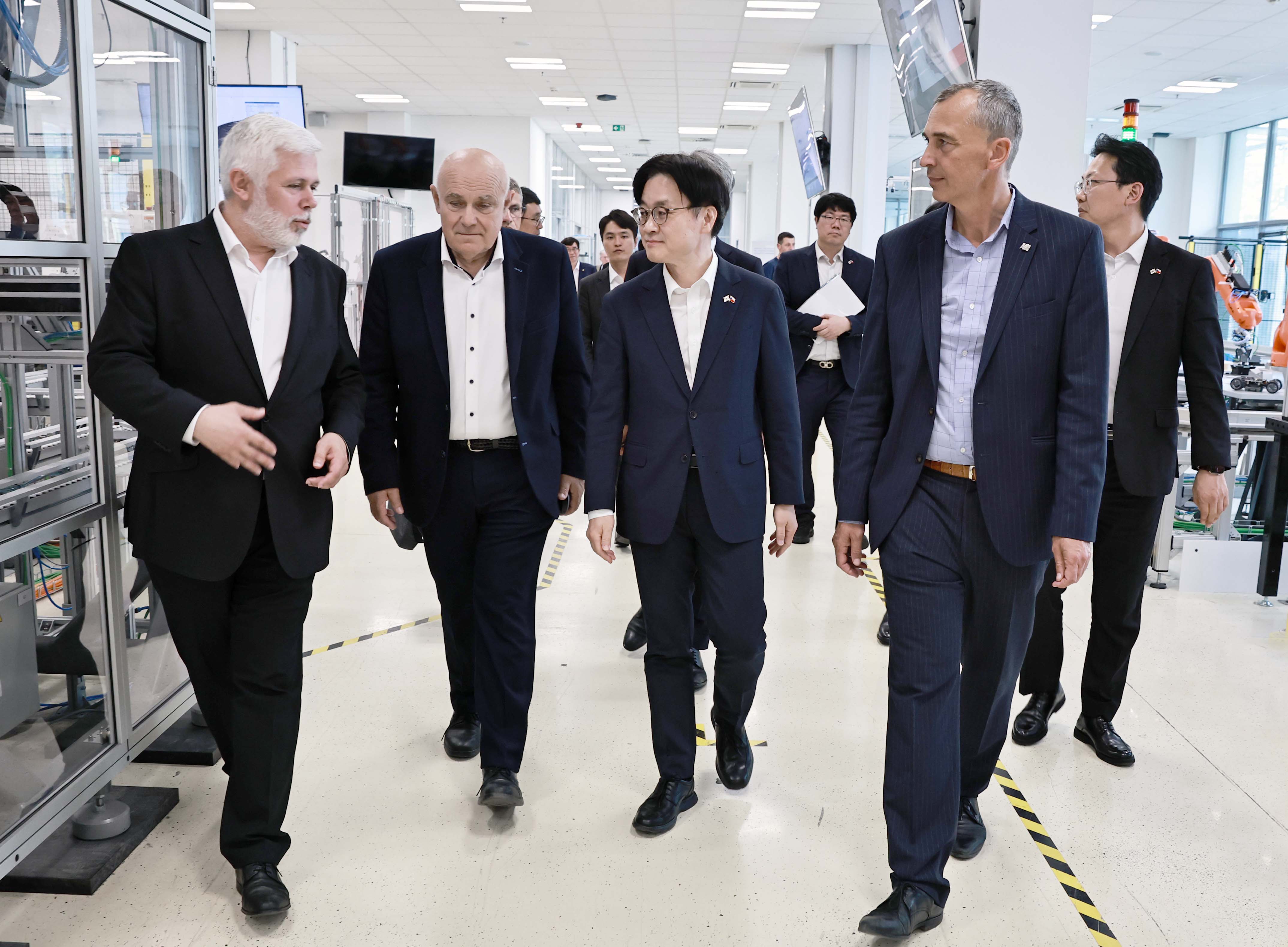 Minister Kim Visits Advanced Robotics Cooperation Site