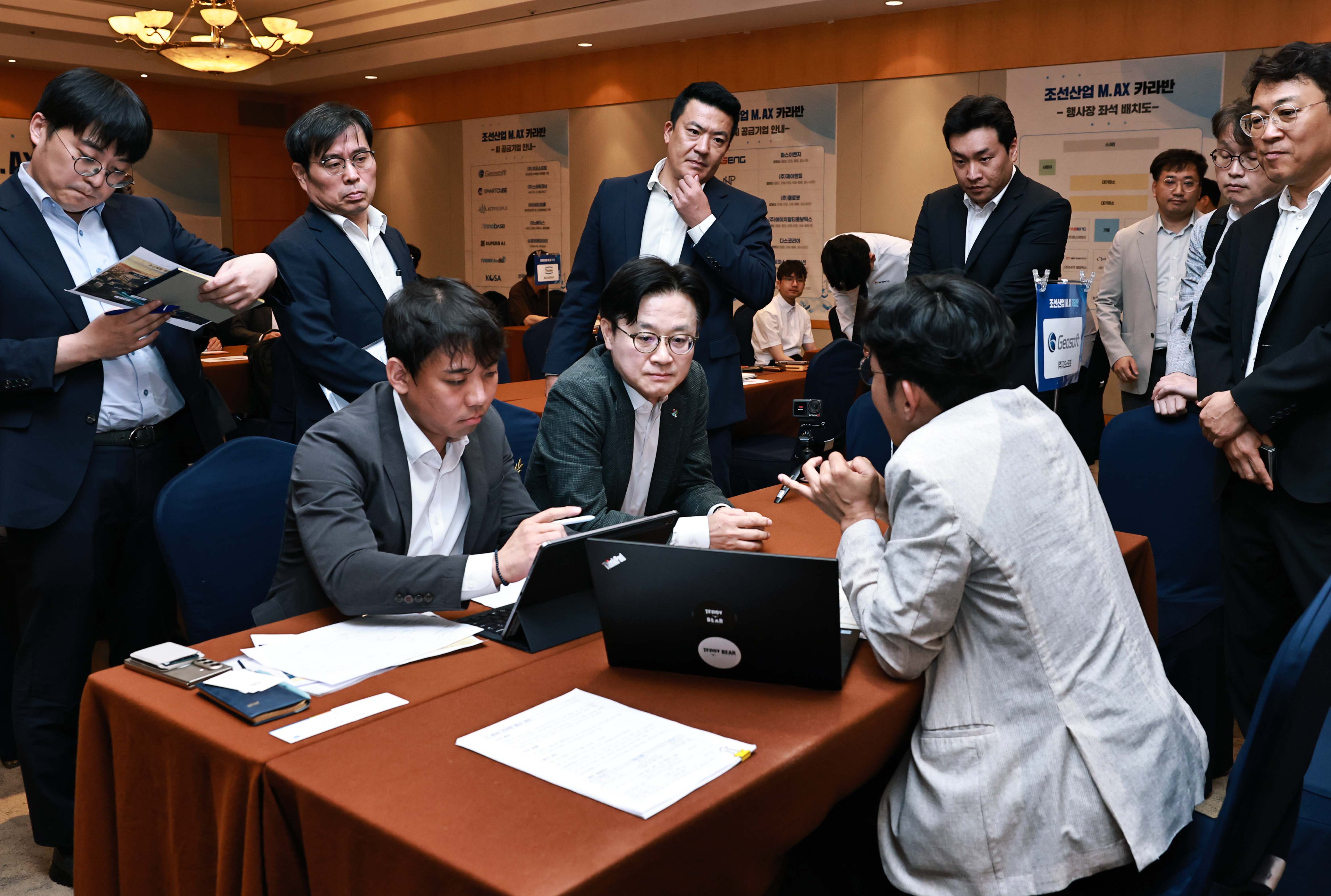 Minister Kim Visits M.AX Caravan