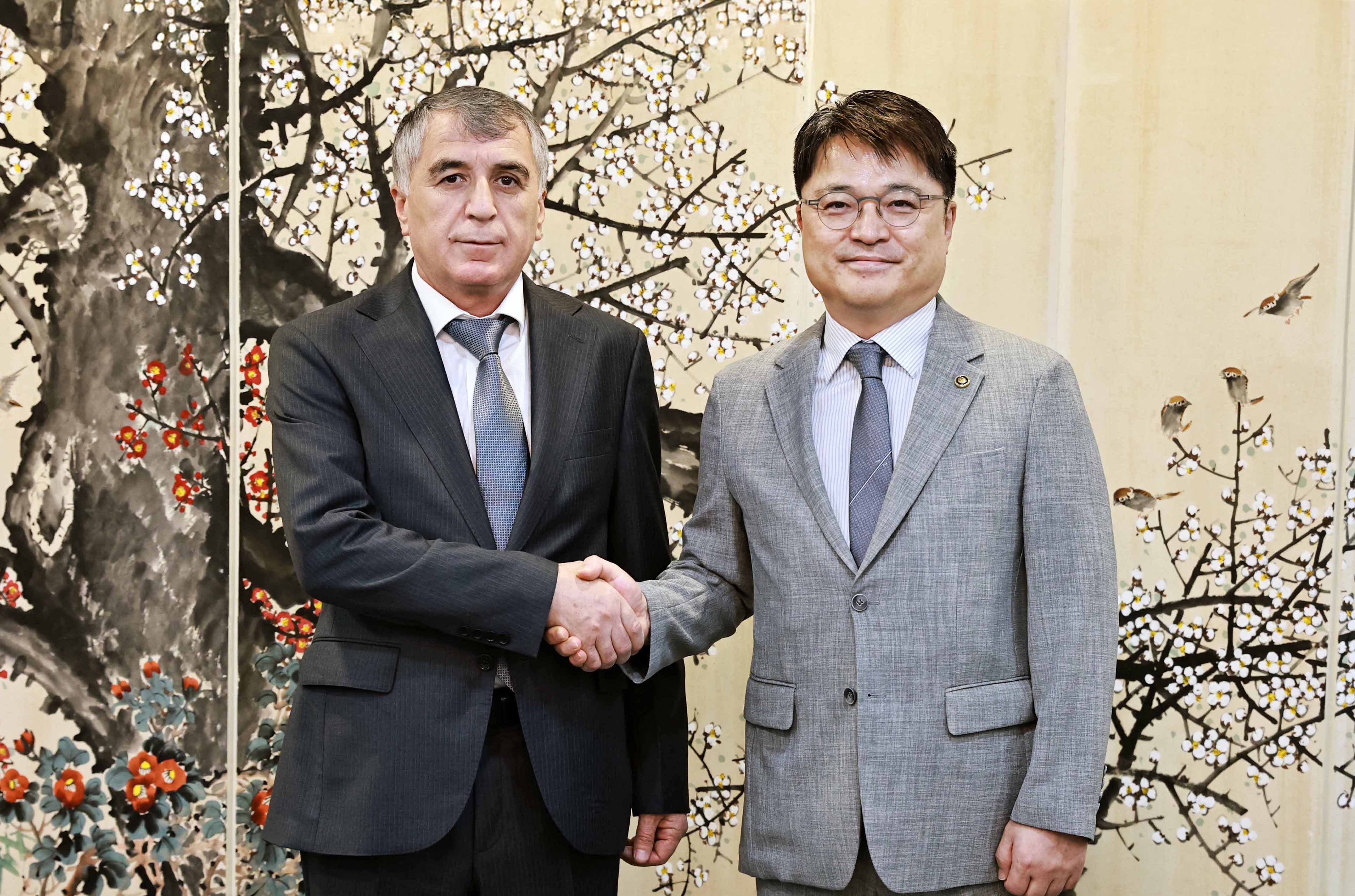 Vice Minister Moon Meets with Tajikistan’s First Deputy Minister of Industry and New Technologies