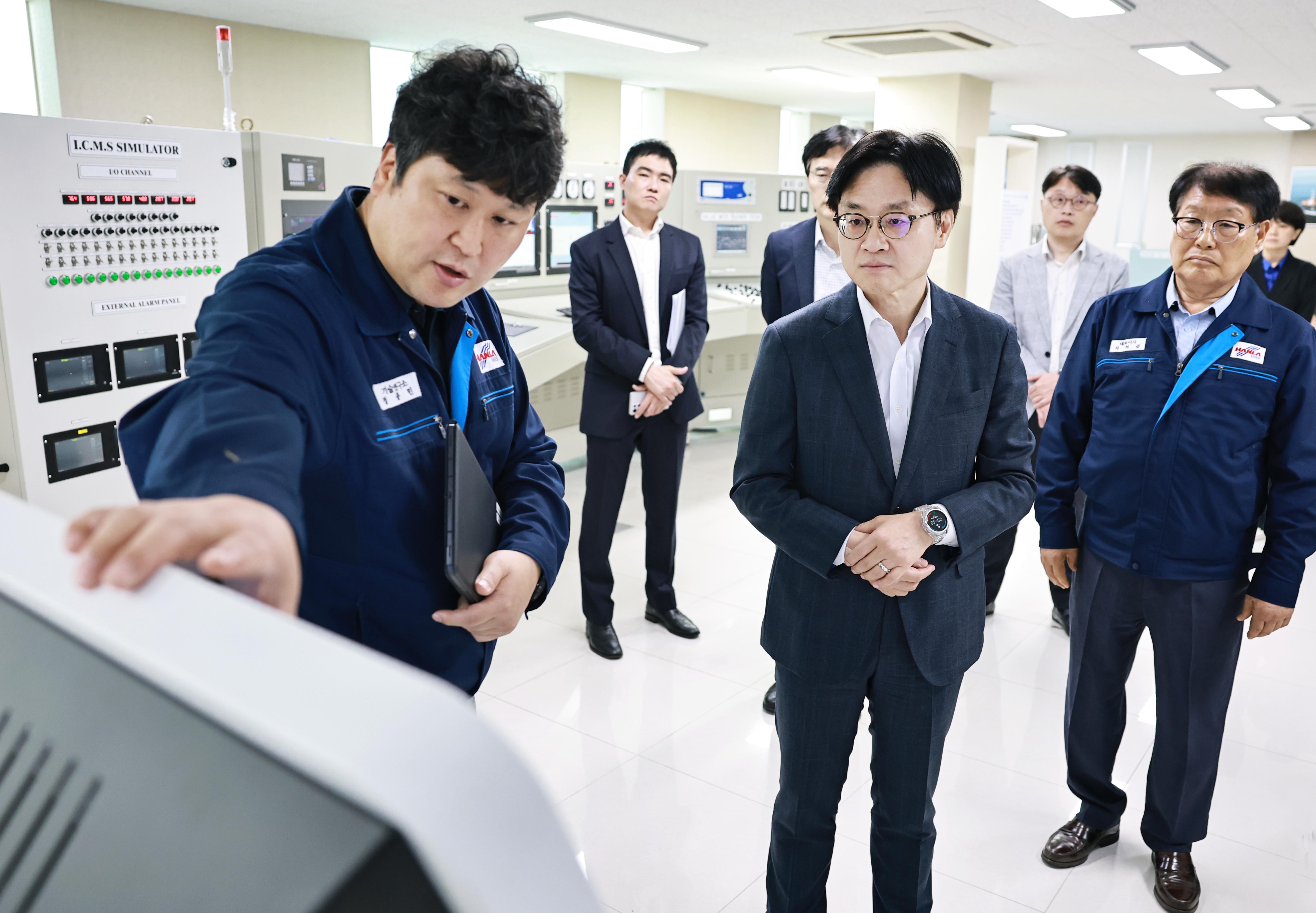 Minister Kim Visits Hanla IMS_1