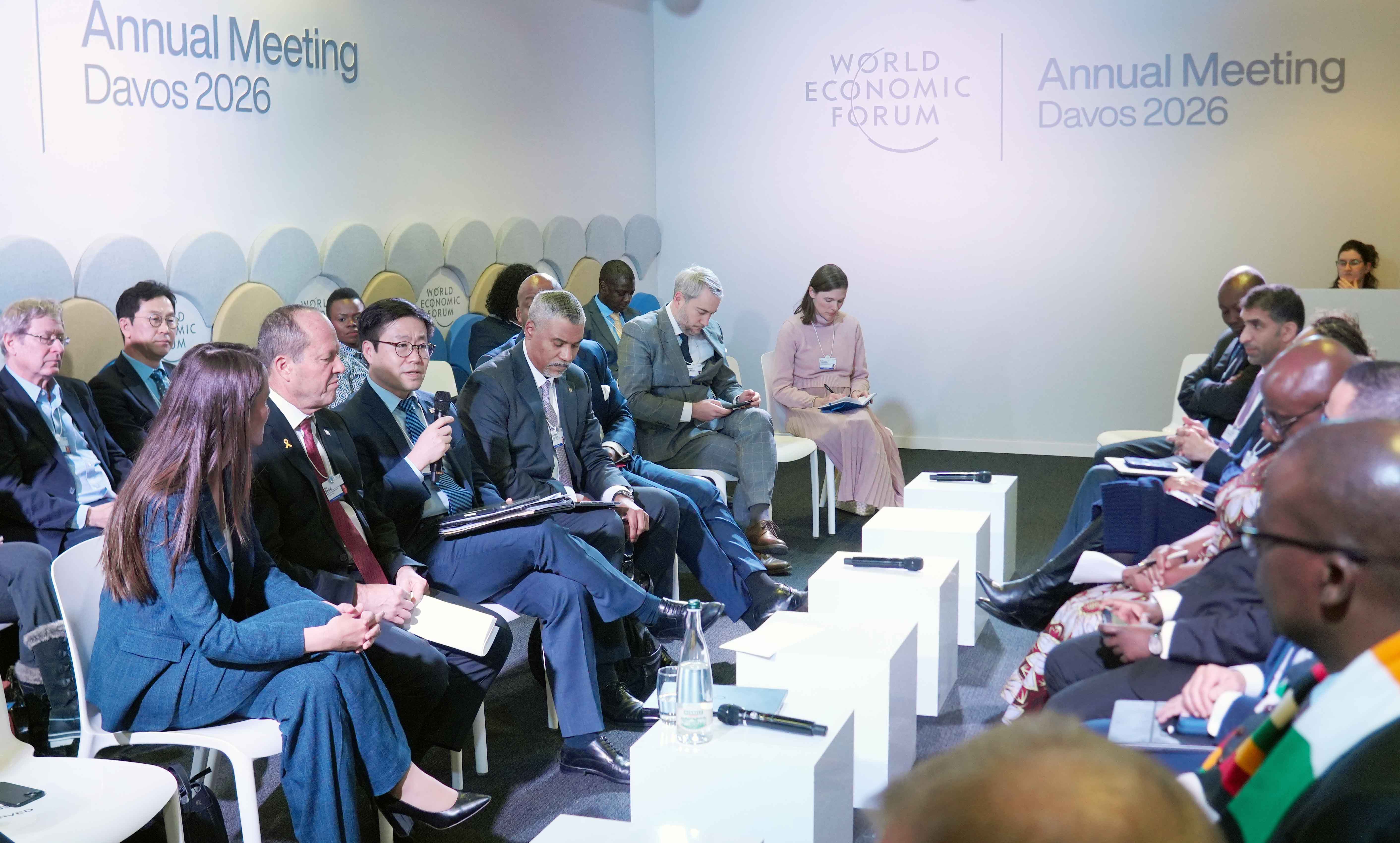Trade Minister Yeo Speaks at the Next-Generation Trade Facilitation Panel at the Davos Forum_1