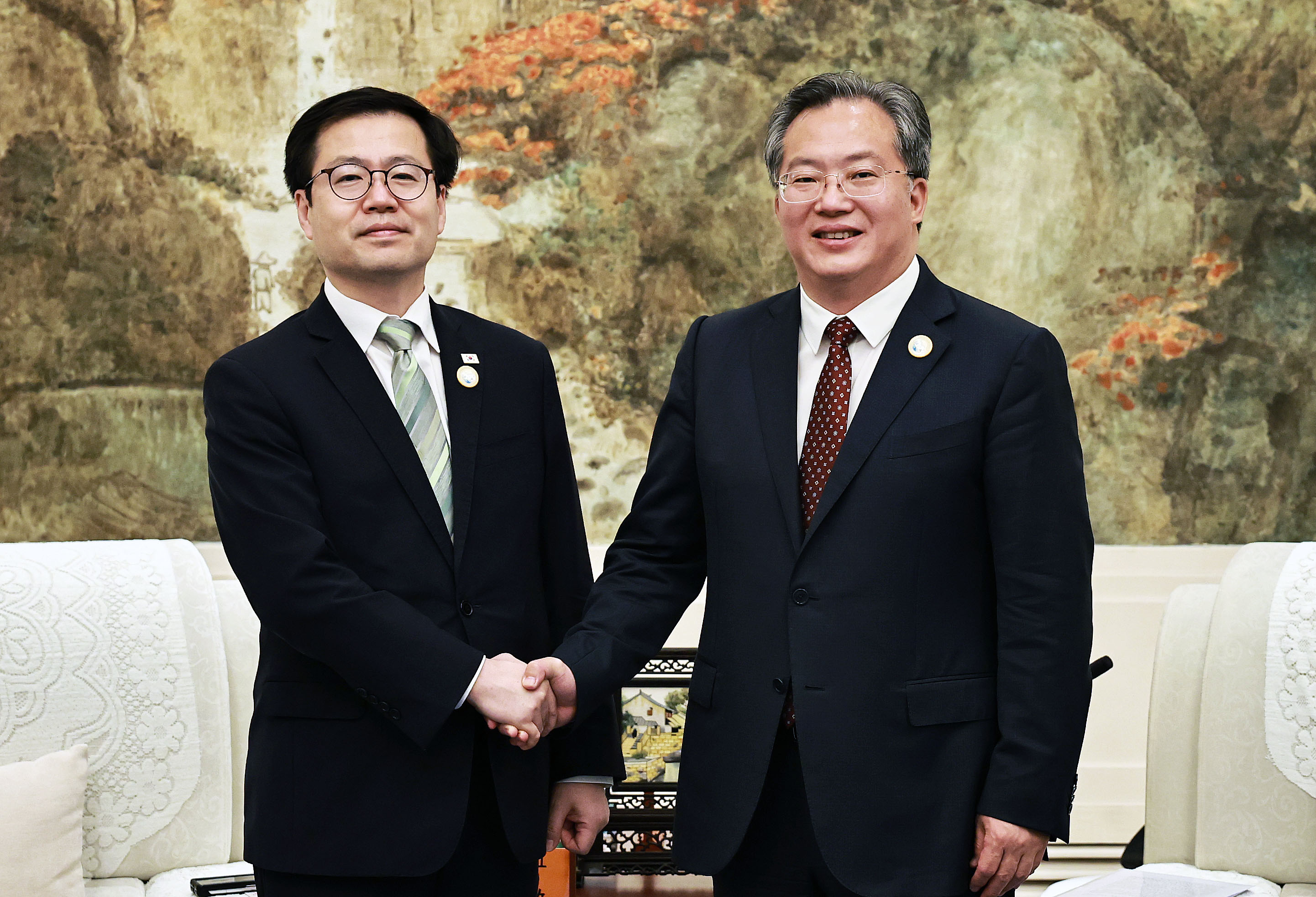 Meeting with Suzhou Party Secretary Fan Bo_1