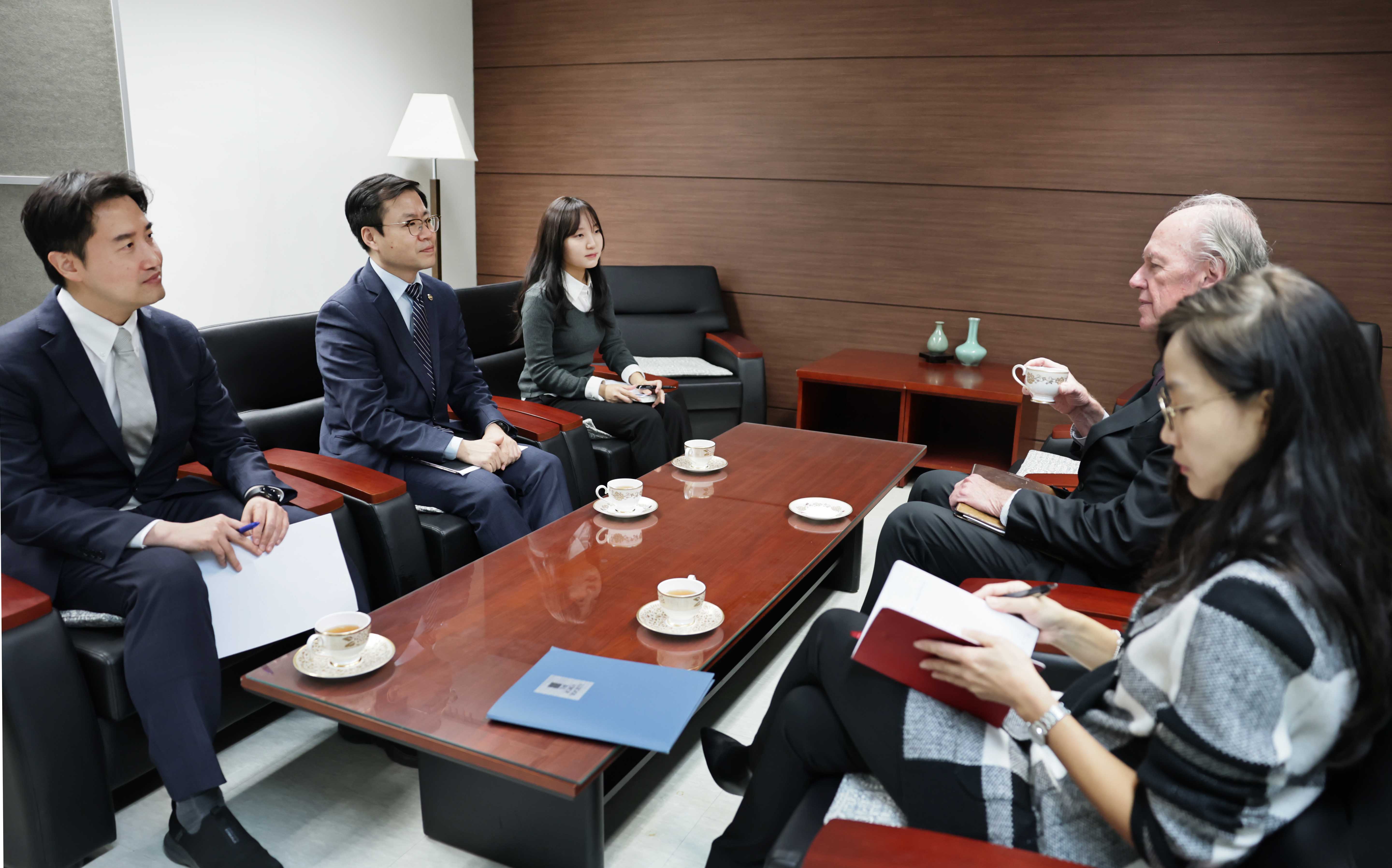 Trade Minister Yeo Meets with The Korea Society President Thomas J. Byrne_1