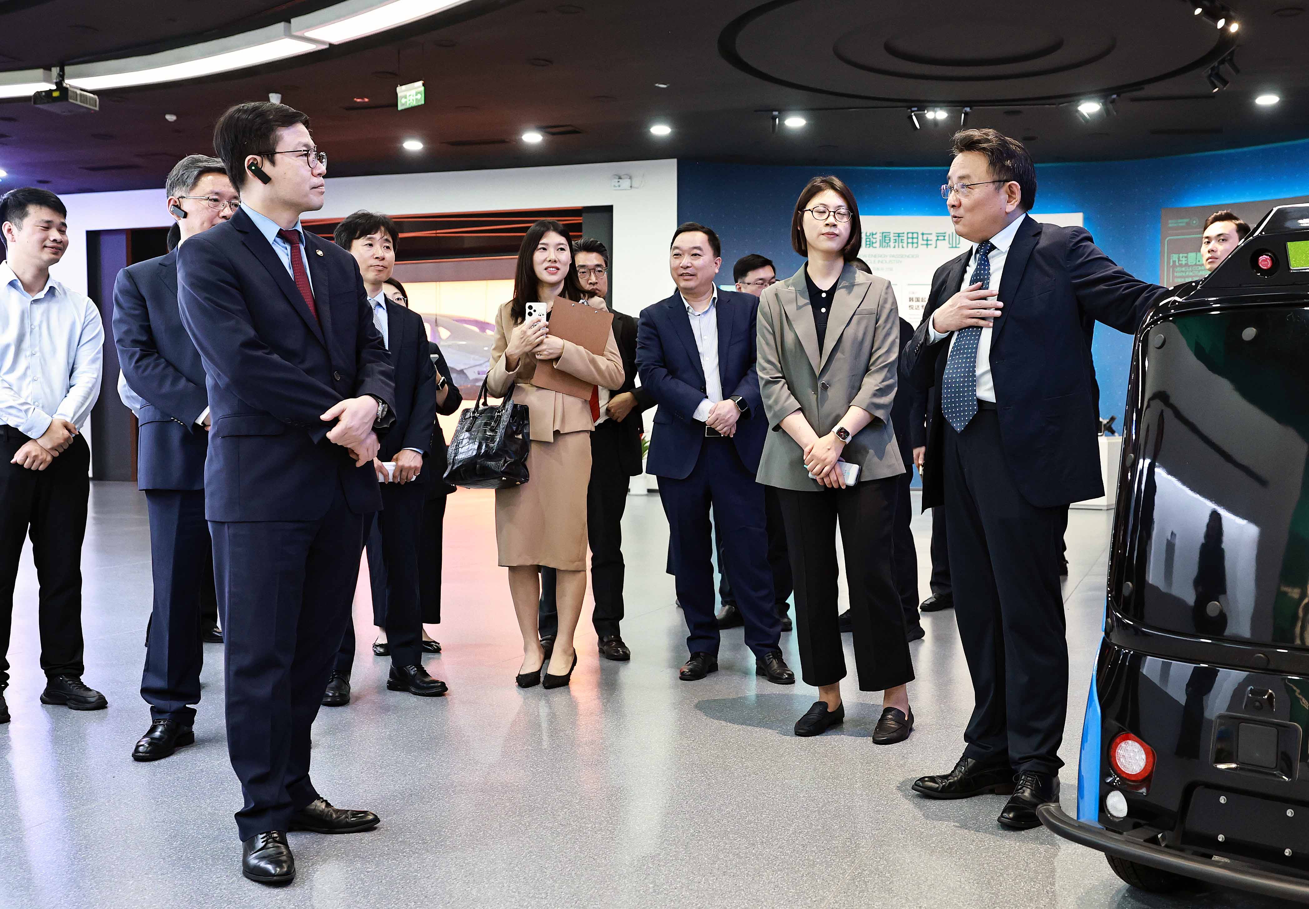 Minister Yeo Visits China–ROK Industrial Park Exhibition Hall in Yancheng_1