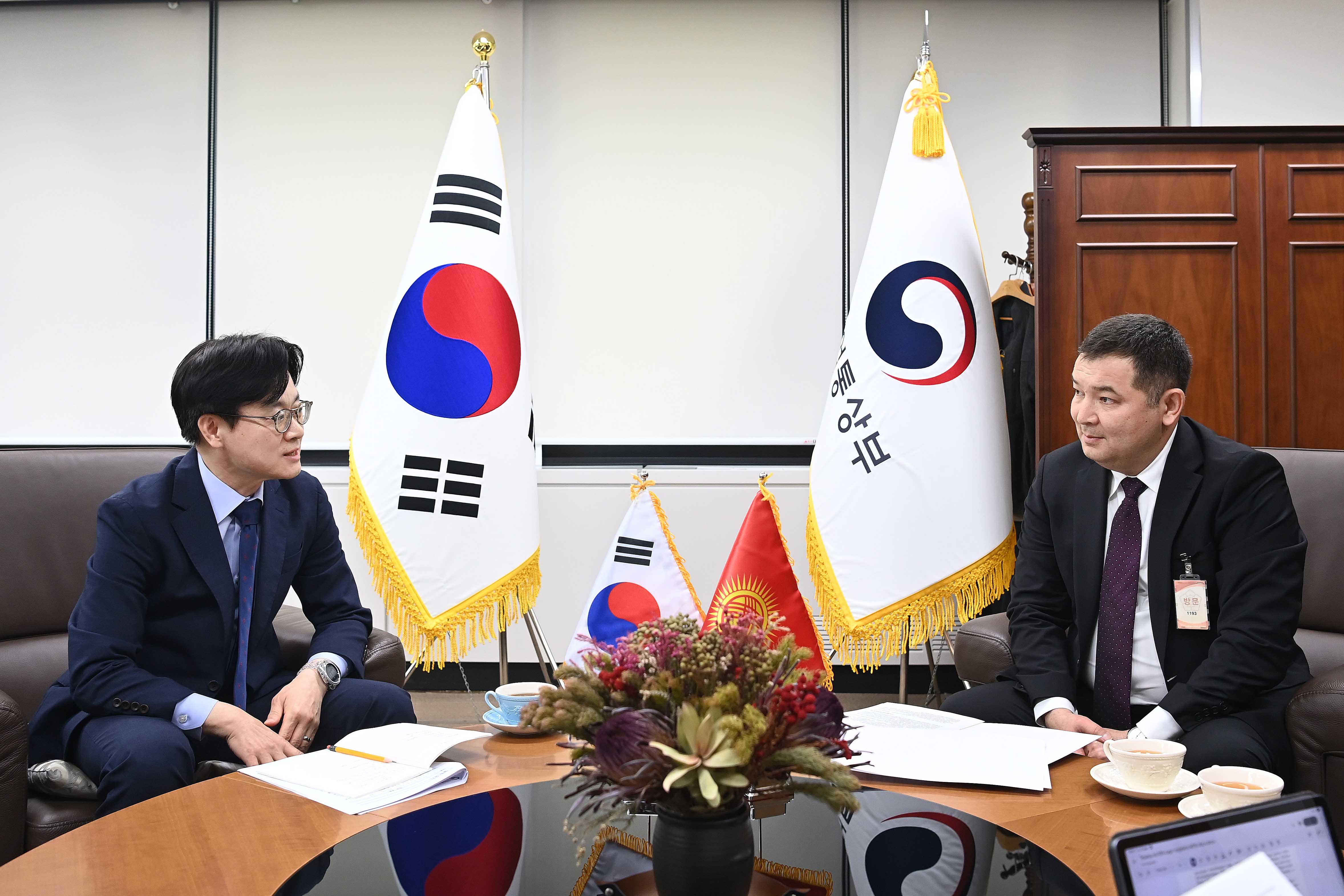 Minister Kim Meets Kyrgyz Minister of Economy and Commerce_1
